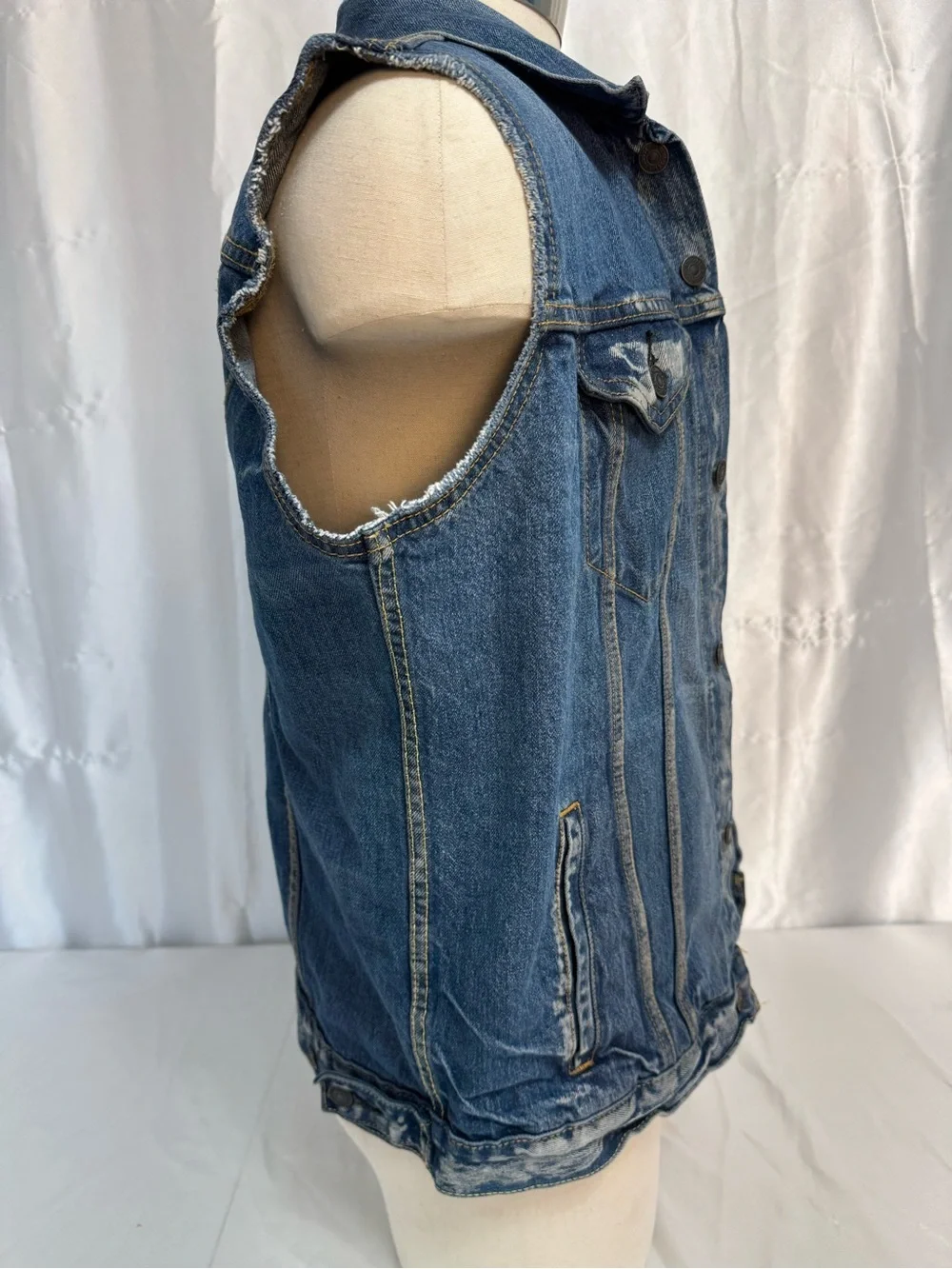 Levi’s Denim Trucker Vest Distressed Faded Wash